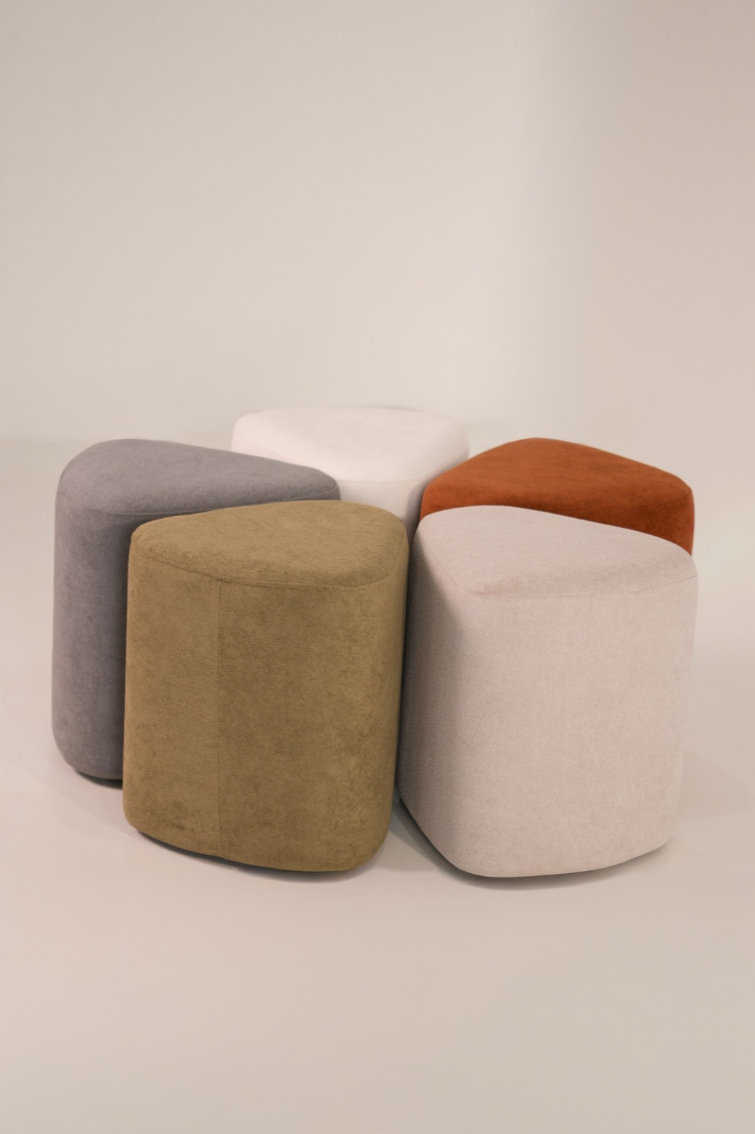 Puff Decorativo Trevi Organico Sala Moderno Tecido Boucle